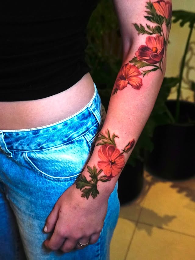 Tatuaje floral full color en brazo